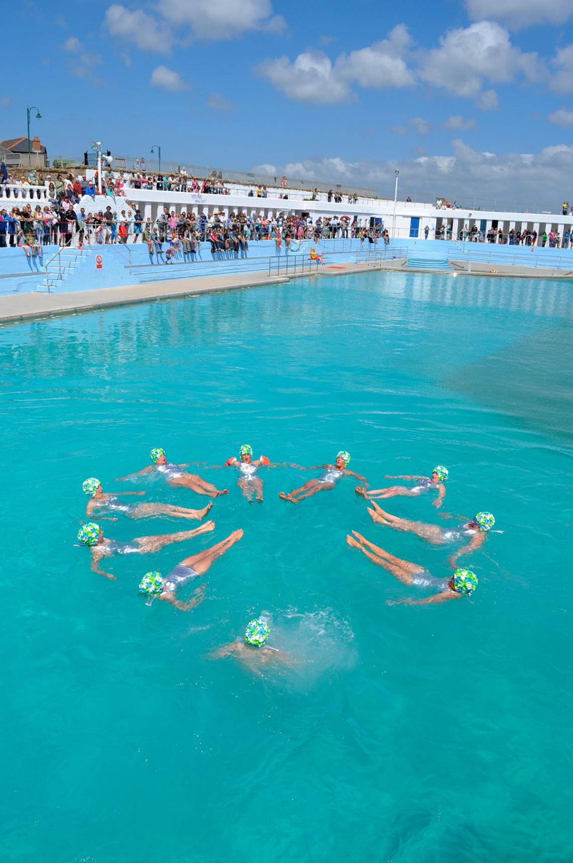 Synchronised swimming display at Art75