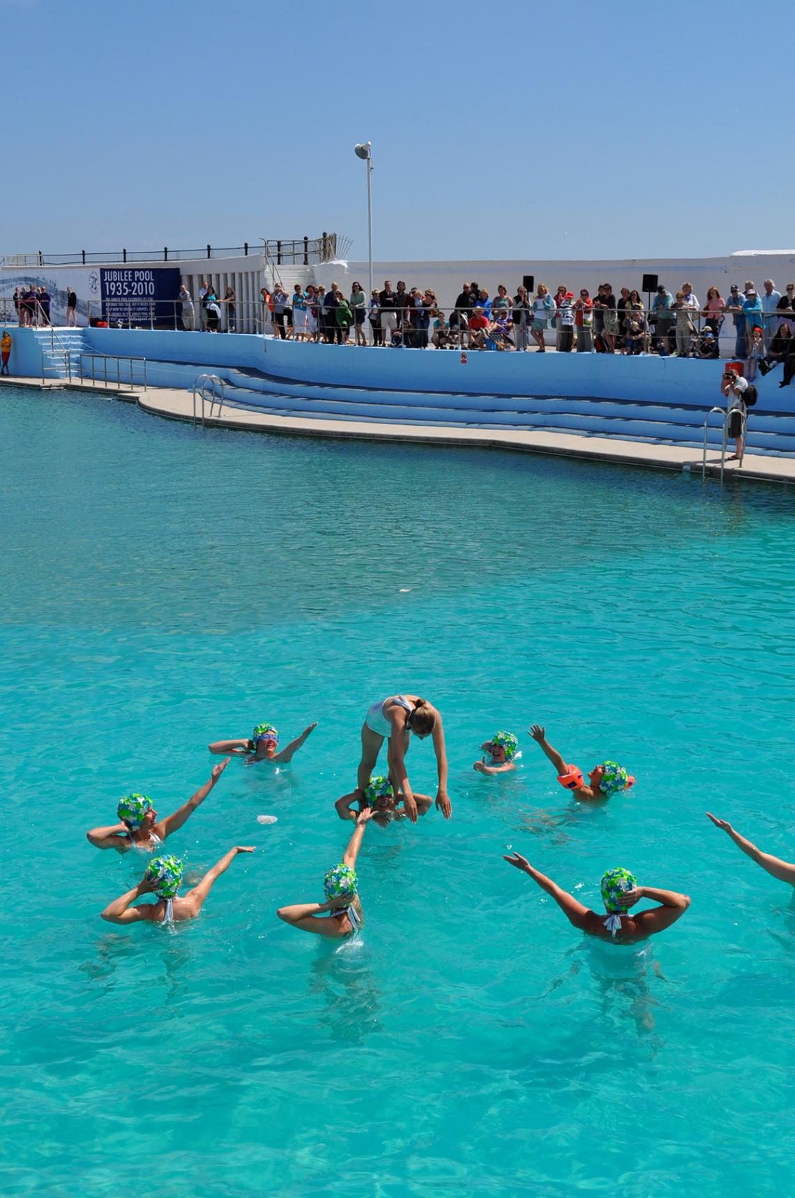 Synchronised swimmers - final dive at Art75