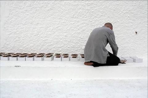 Live art at the pool - live art