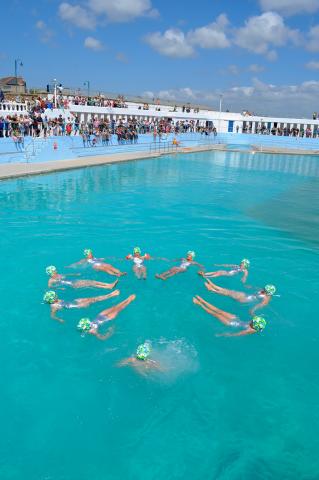 Synchronised swimming display at Art75